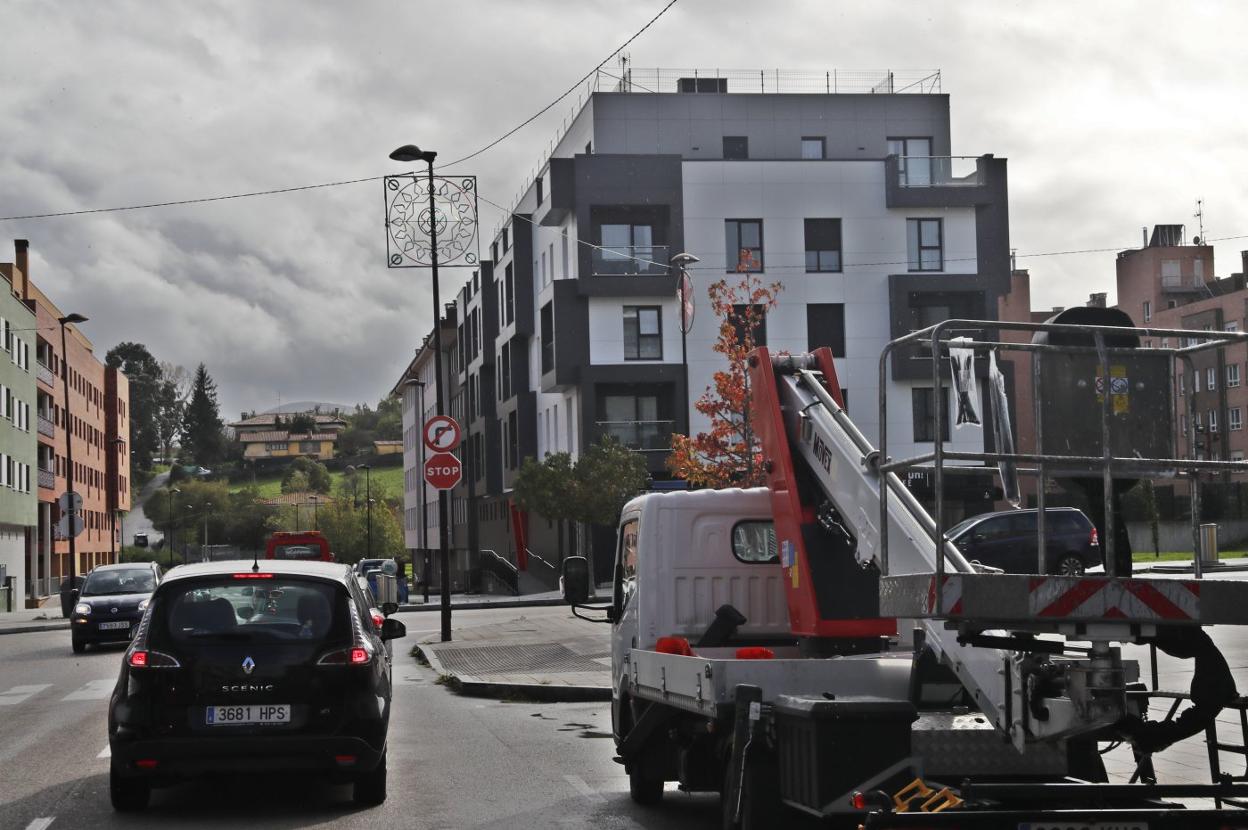 Los trabajos de instalación de la iluminación navideña comenzaron esta semana en el barrio de Nuevo Roces. 