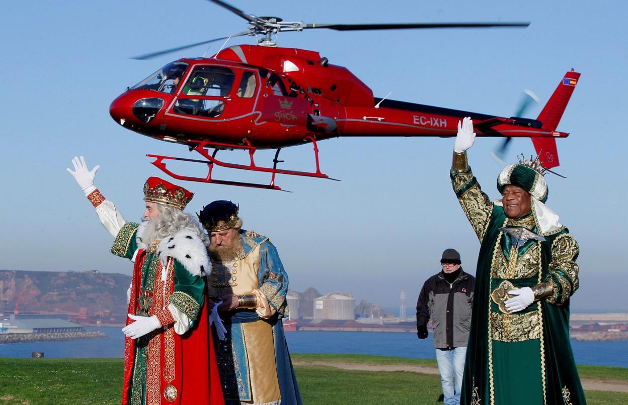 Los Reyes Magos, en su llegada en helicóptero a Gijón el pasado 5 de enero. 