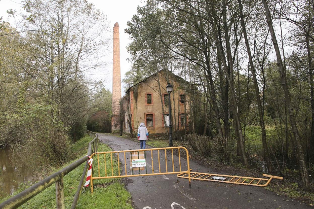 La chimenea de El Bayu, situada en la senda fluvial del río Nora, a las afueras de Pola de Siero. 