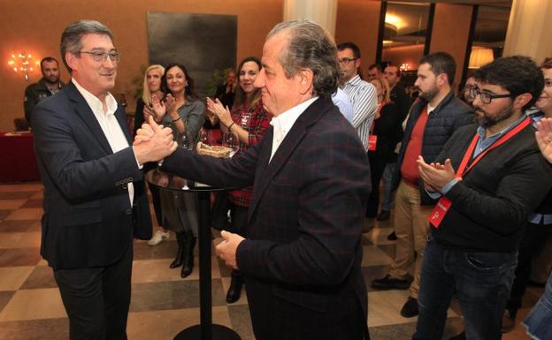 Ignacio Prendes y Nicanor García se saludan durante el recuento.