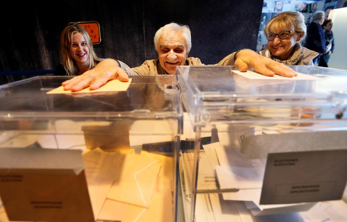 El invidente César Puente Fuente preside una mesa electoral en la ciudad de Alicante con la ayuda de una amiga.