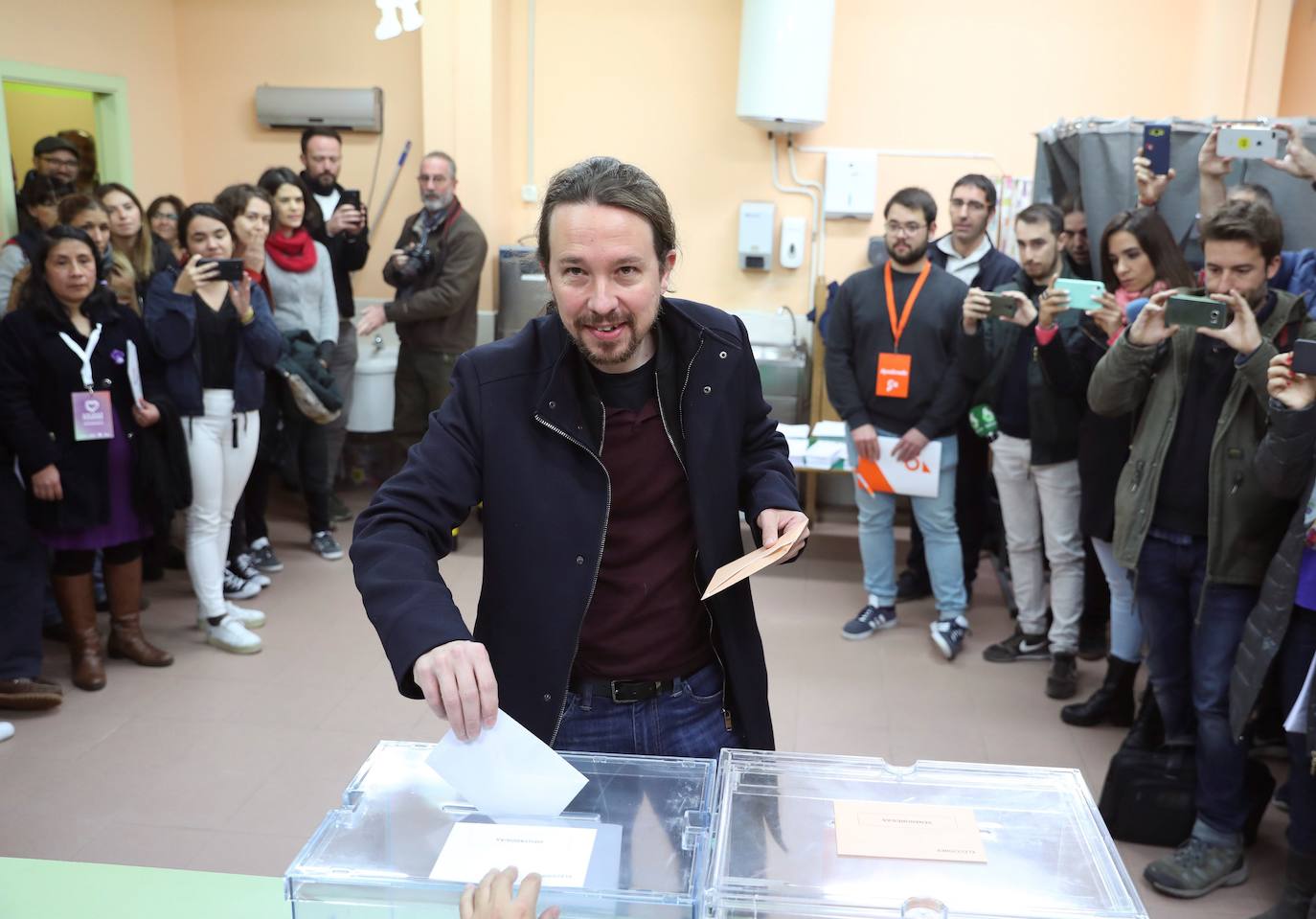 El líder de Unidas Podemos Pablo Iglesias deposita su voto en la localidad madrileña de Galapagar.