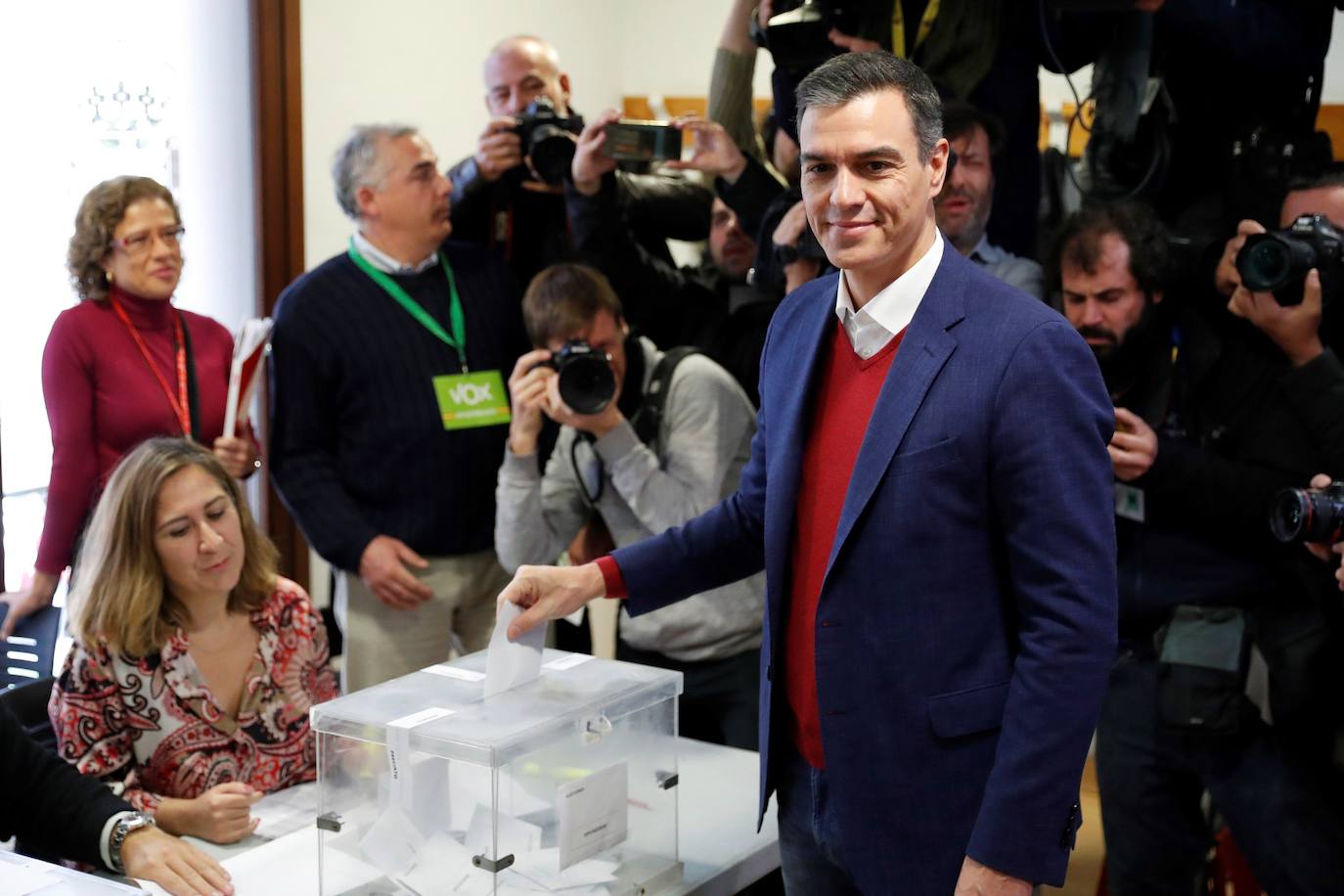 El presidente del Gobierno en funciones y candidato del PSOE a la presidencia del Gobierno, Pedro Sánchez, ejerce su derecho al voto en el colegio electoral instalado en el centro cultural Volturno de Madrid.