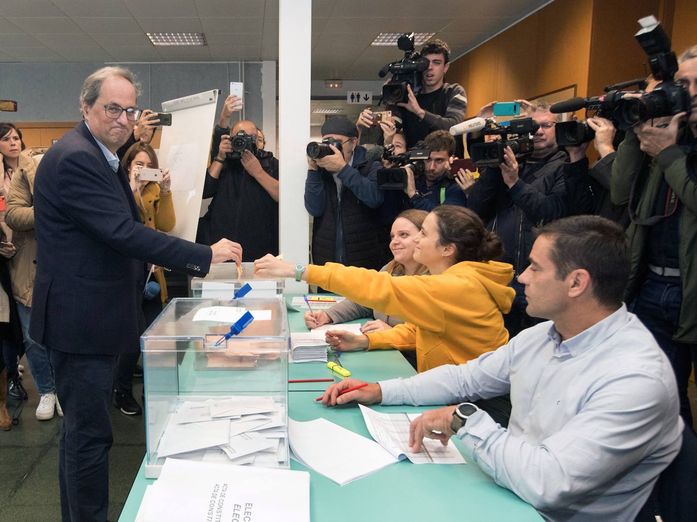 El presidente de la Generalitat de Cataluña, Quim Torra, ejerce su derecho al voto en su colegio electoral de Barcelona.