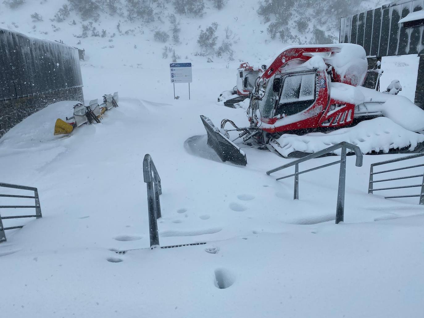 La nieve acumulada obliga a circular con cadenas en varios puertos de montaña y carreteras secundarias de la región. Además, las fuertes lluvias caídas estos días han provocado el corte de la carretera de San San Esteban de Cuñaba, en Peñamellera Baja, por un argayu.