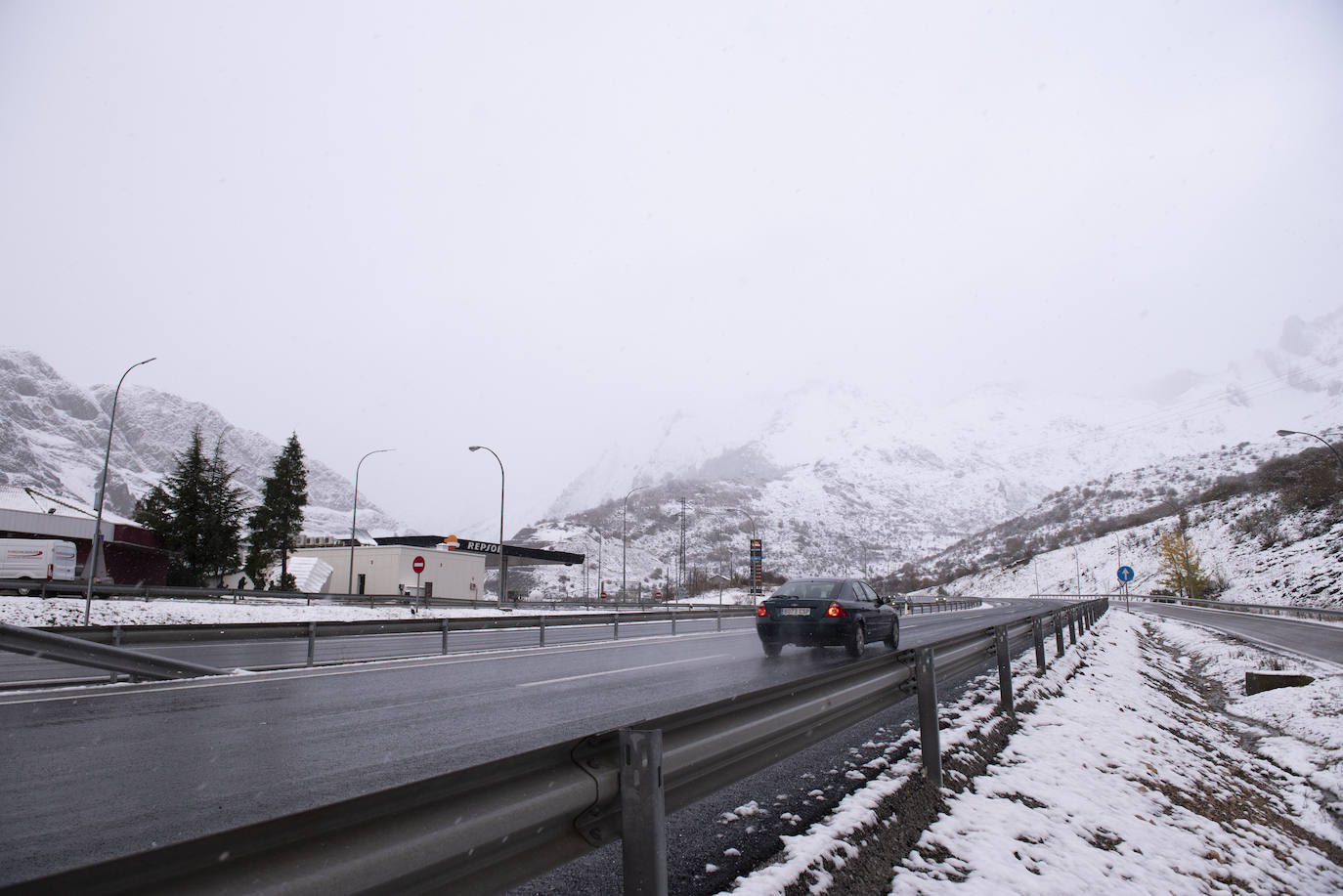 La nieve acumulada obliga a circular con cadenas en varios puertos de montaña y carreteras secundarias de la región. Además, las fuertes lluvias caídas estos días han provocado el corte de la carretera de San San Esteban de Cuñaba, en Peñamellera Baja, por un argayu.