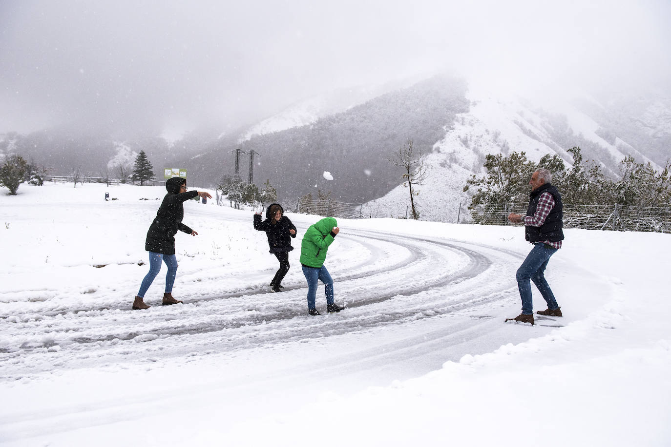 La nieve acumulada obliga a circular con cadenas en varios puertos de montaña y carreteras secundarias de la región. Además, las fuertes lluvias caídas estos días han provocado el corte de la carretera de San San Esteban de Cuñaba, en Peñamellera Baja, por un argayu.