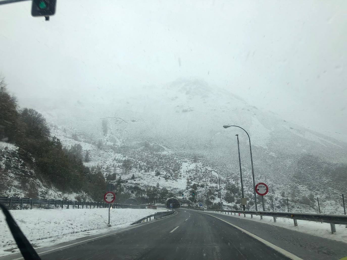 La nieve acumulada obliga a circular con cadenas en varios puertos de montaña y carreteras secundarias de la región. Además, las fuertes lluvias caídas estos días han provocado el corte de la carretera de San San Esteban de Cuñaba, en Peñamellera Baja, por un argayu.