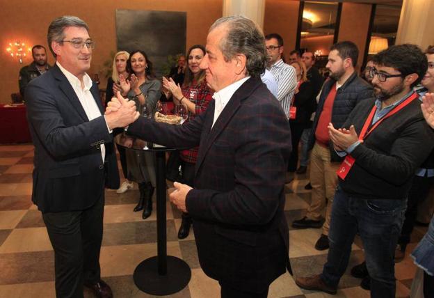 Ignacio Prendes y Nicanor García se saludan durante el recuento electoral.