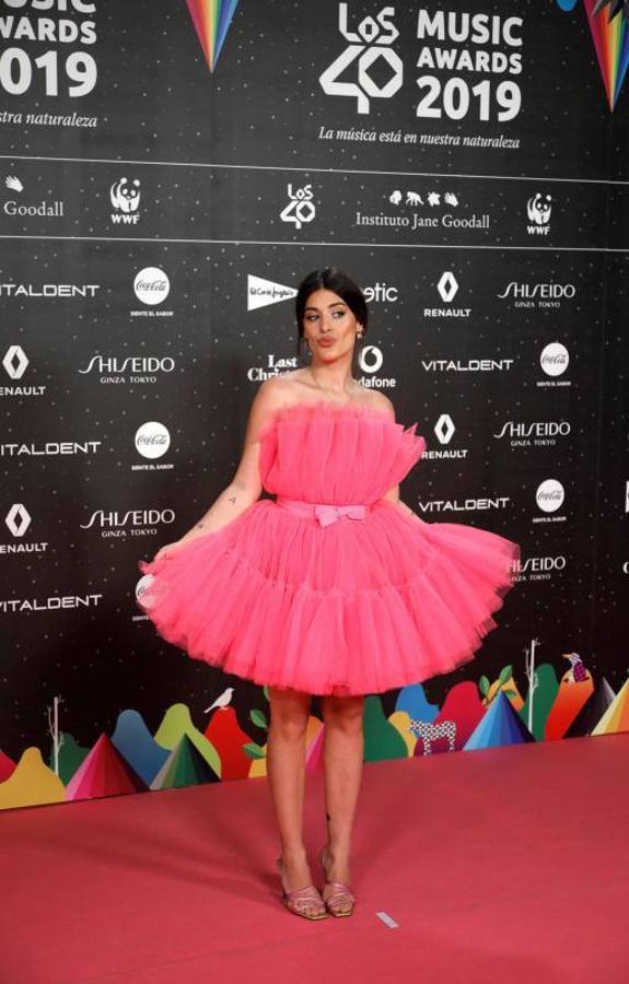 Dulceida destacó con un voluminoso vestido de Giambattista Valli para H&M en un color rosa chicle muy favorecedor.