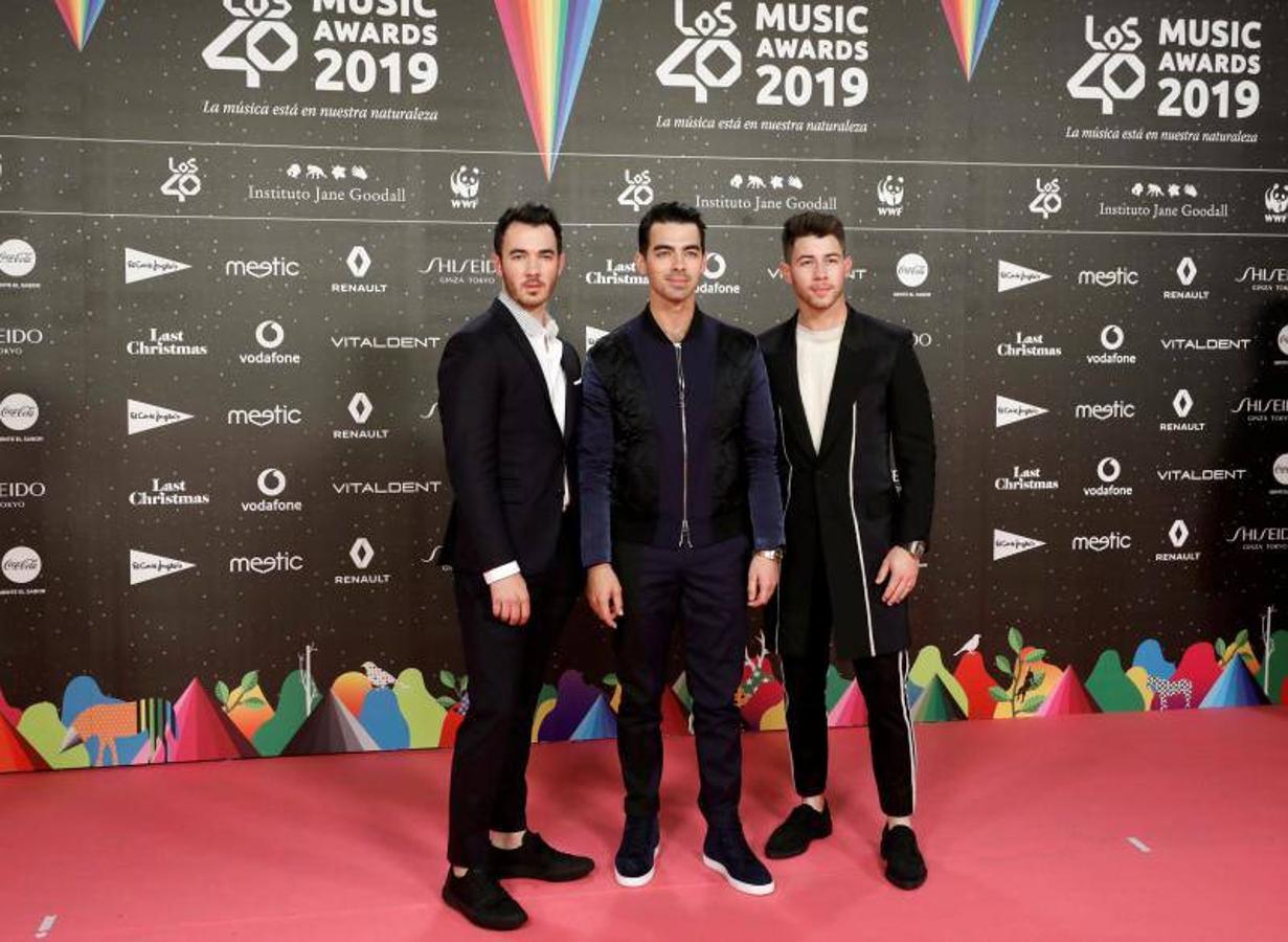 Los Jonas Brothers con tres opciones muy diferentes y elegantes sobre esta alfombra roja de los 40 Music Awards.