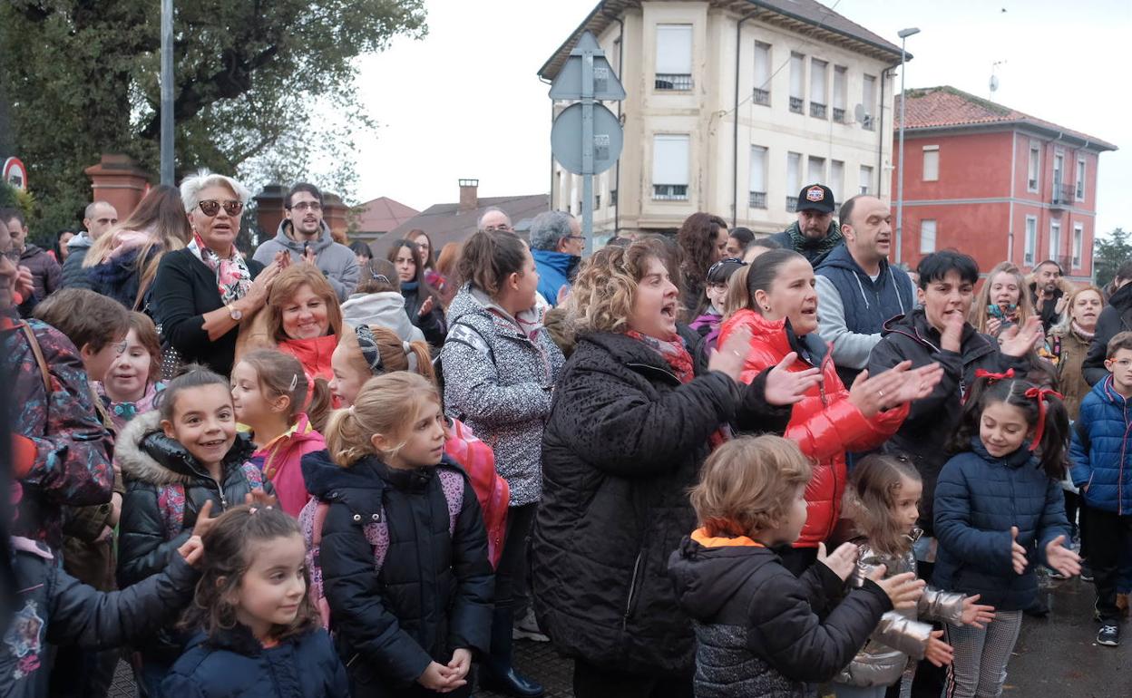 Padres y alumnos durante las protestas. 