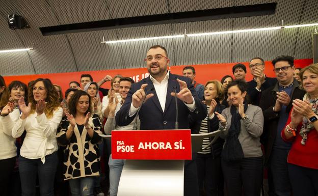 El presidente del Principado celebrando la victoria con sus compañeros de partido. 