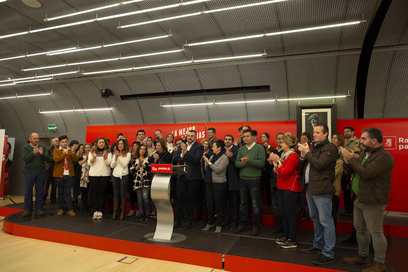 Alegría indisimulada en algunas sedes, caras largas en otras. Los resultados de las elecciones generales de este 10 de noviembre han dejado luces y sombras en los principales partidos de Asturias.