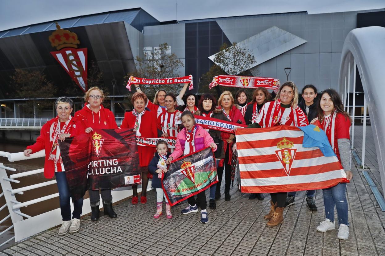 Aficionadas del Sporting. Un grupo de seguidoras rojiblancas posan en los aledaños de El Molinón para mostrar su apoyo al equipo.