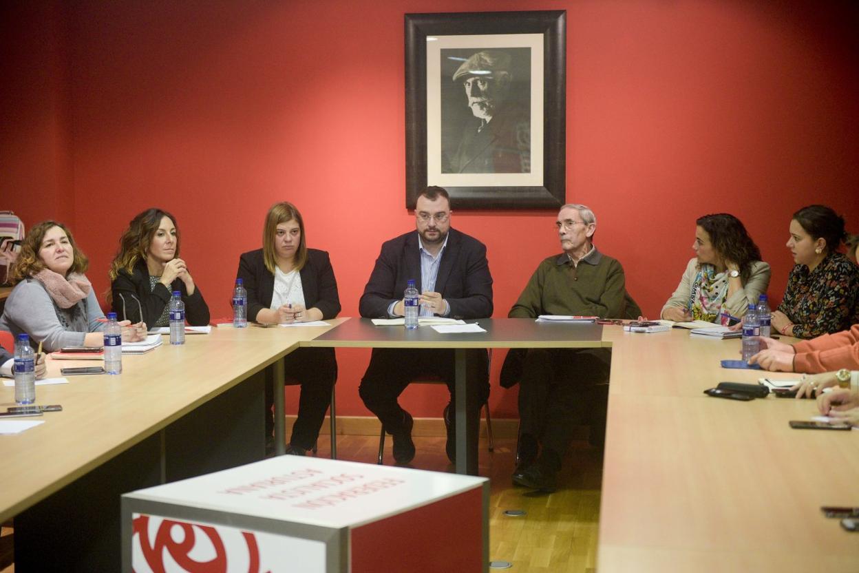 Reunión de la comisión ejecutiva autonómica de la FSA, liderada por Barbón, en Oviedo. 