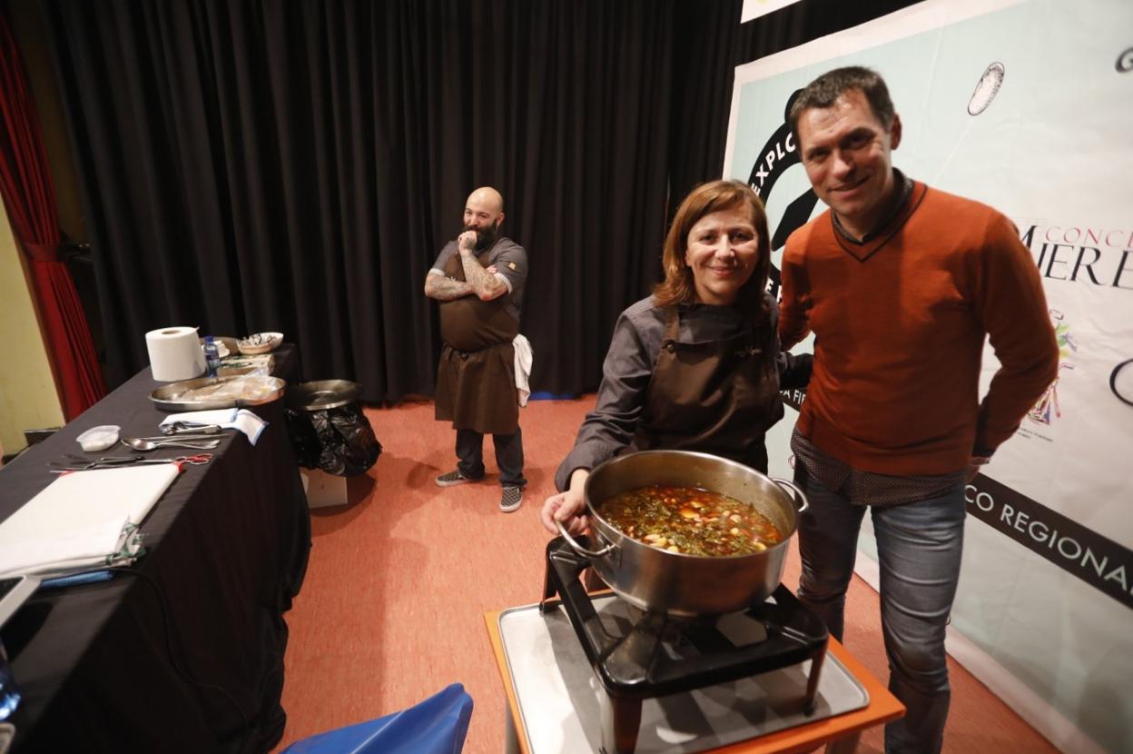 Esther Manzano, tras cocinar el pote en la clase magistral. :: ROMÁN