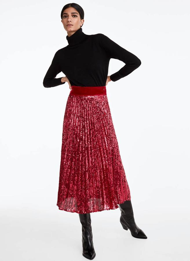 Falda midi plisada en color rojo con lentejuelas, 119 euros.