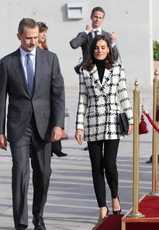 Los reyes antes de subir al avión que les llevaría a Cuba.