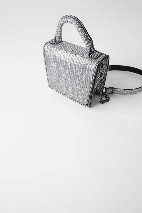 Mini bandolera con brillos en color plata, 17,95 euros.