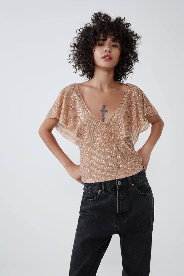 Tops de lentejuelas en color cava con detalle de volante en la parte del escote, 19,95 euros.