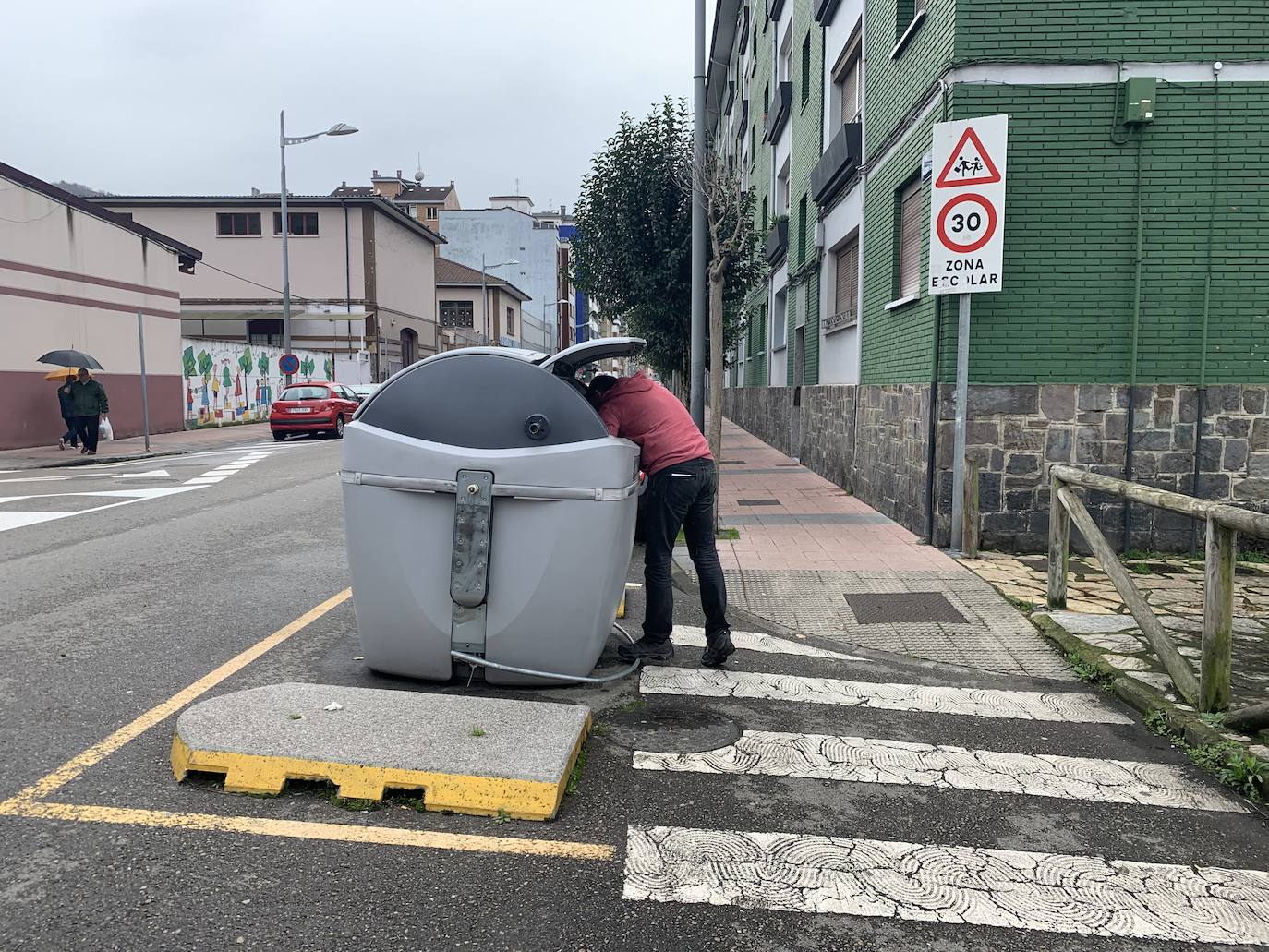 Un hombre ha apuñalado y matado a su yerno en su domicilio familiar en Mieres tras una disputa familiar, y posteriormente se ha entregado a la Policía.