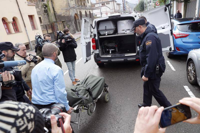 Un hombre ha apuñalado y matado a su yerno en su domicilio familiar en Mieres tras una disputa familiar, y posteriormente se ha entregado a la Policía.