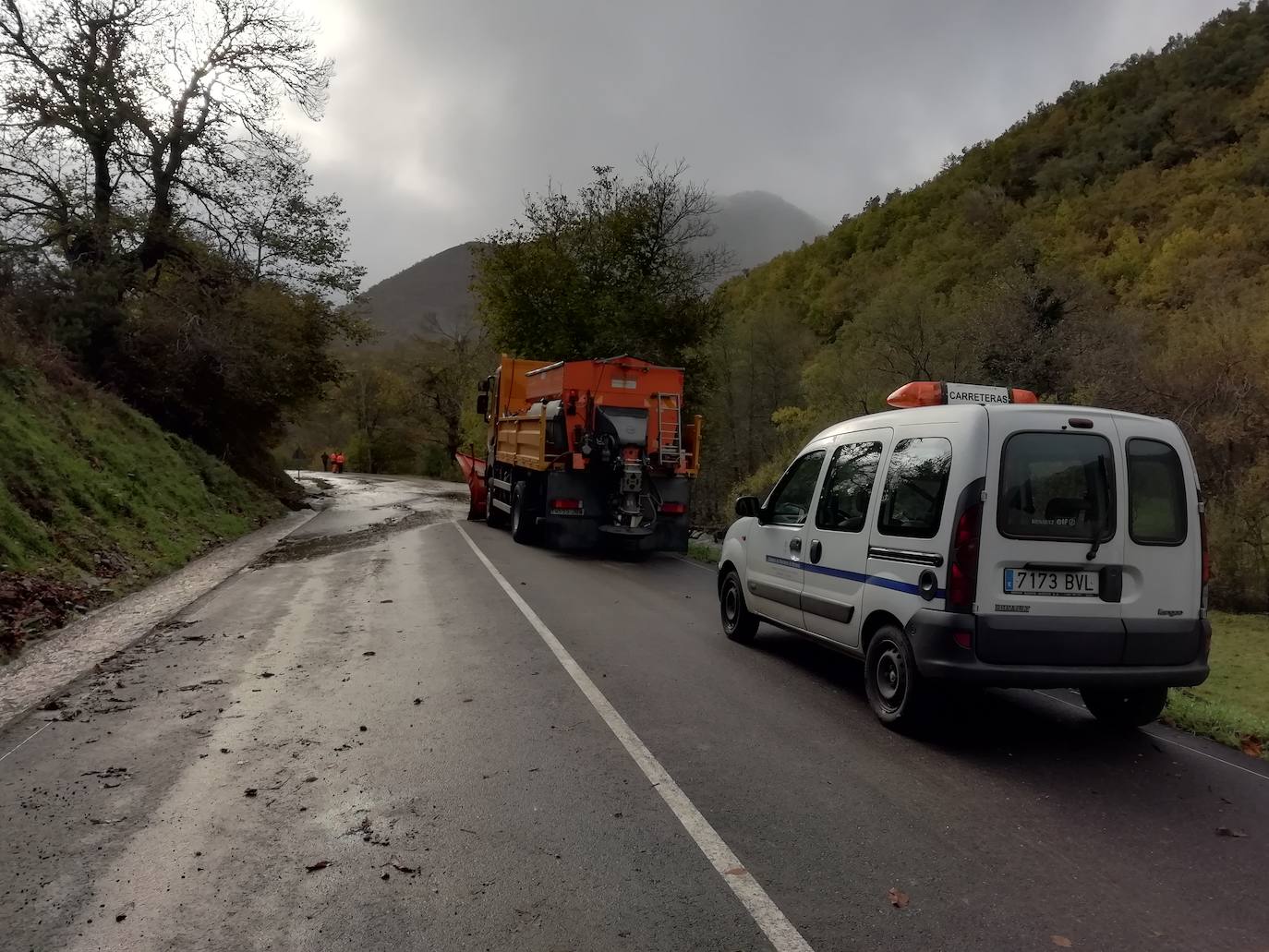 Las intensas lluvias han provocado argayos en Cangas de Onís, Cirieño, Poncebos y en Degaña. Además, se han desbordado los ríos Nalón y Trubia. 