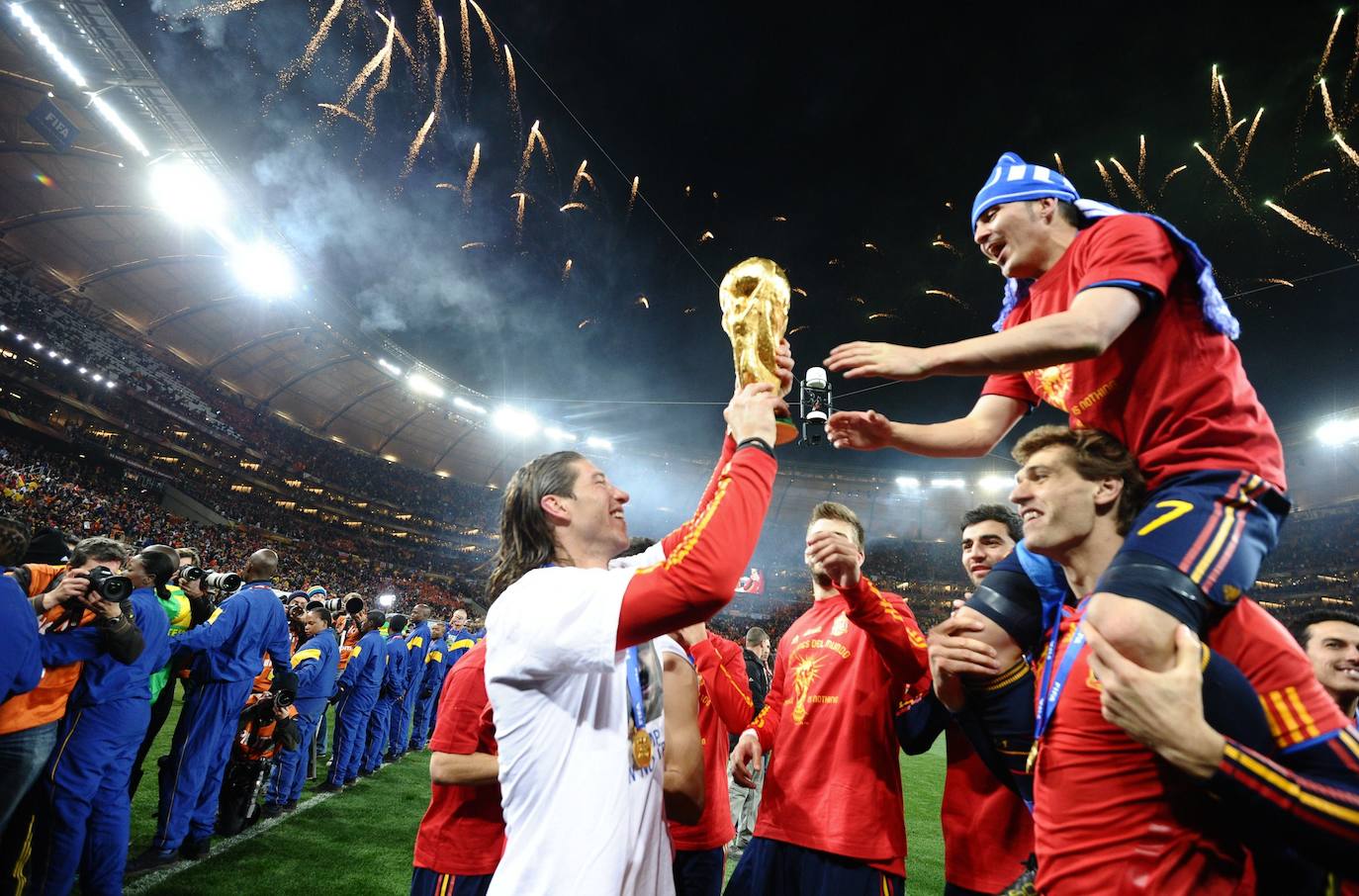 David Villa, con una bufanda de Tuilla enrollada en la cabeza, celebra en el campo el título de campeón del mundo en 2010. 