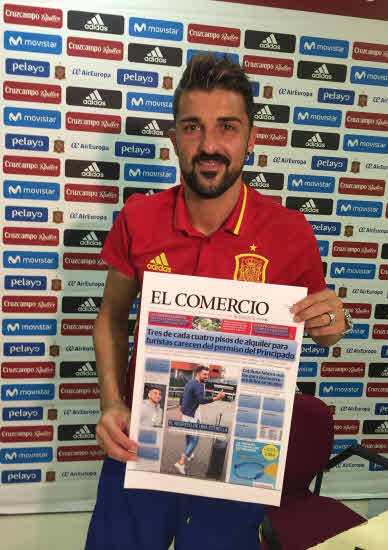 David Villa con el ejemplar del diario EL COMERCIO que recogió la noticia de su vuelta a la selección española de fútbol. (2017)