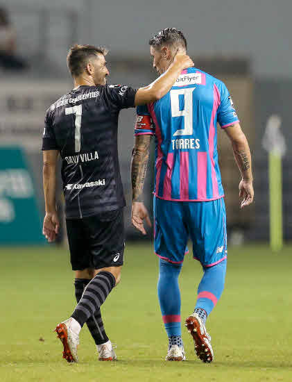 David Villa, jugador del equipo japonés Visell Kobe, junto con Fernando Torres. (2019)