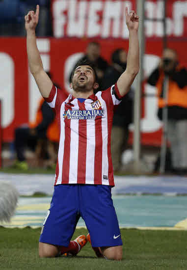 David Villa celebra el primer gol del Atlético de Madrid ene l partido contra la Real Sociedad en memoria de Luis Aragonés (2014). 