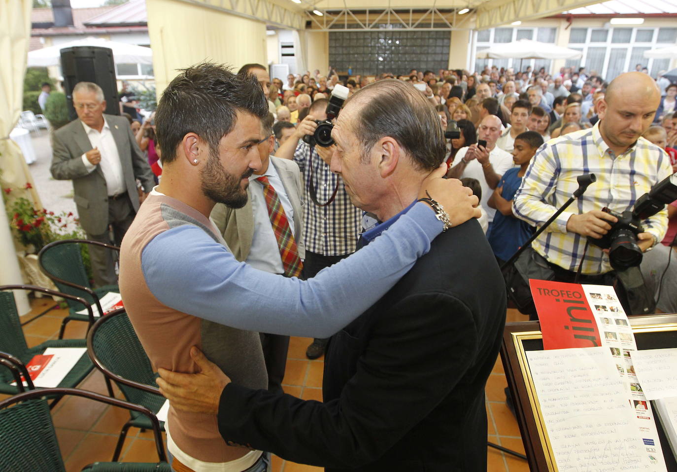 David Villa saluda a Enrique Castro 'Quini' en el acto de entrega de los premios del Trofeo Quini (2014). 