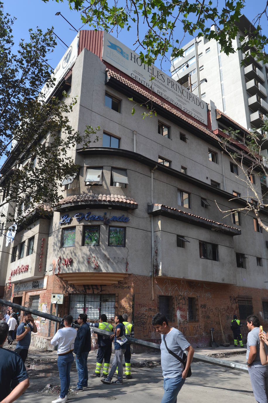 Fotos: Incendios y saqueos en hoteles y restaurantes de Lucio Torre en Chile