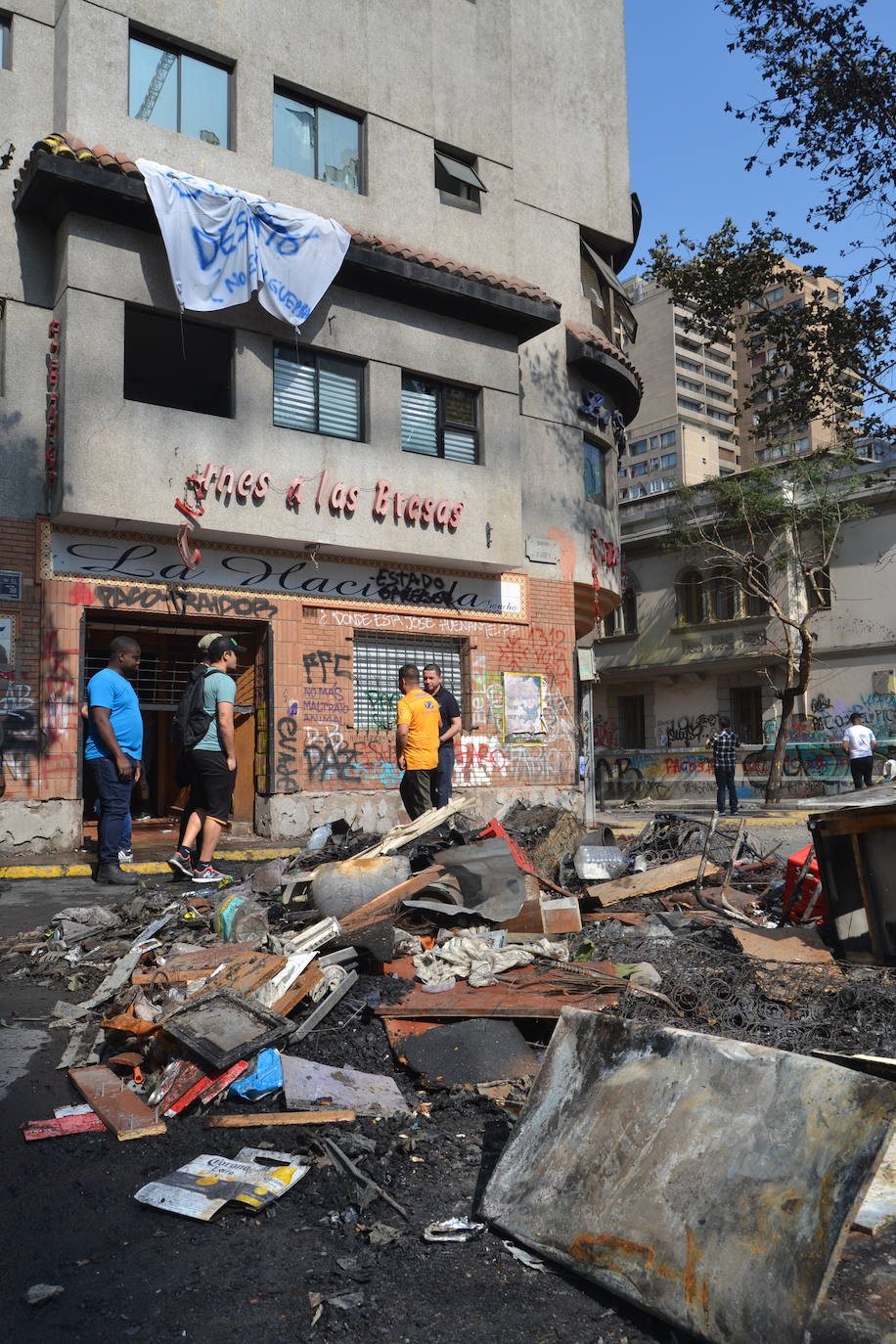 Fotos: Incendios y saqueos en hoteles y restaurantes de Lucio Torre en Chile
