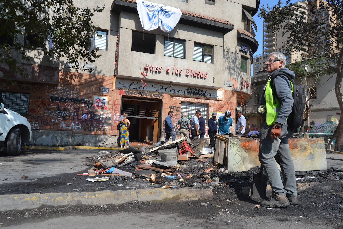 Fotos: Incendios y saqueos en hoteles y restaurantes de Lucio Torre en Chile