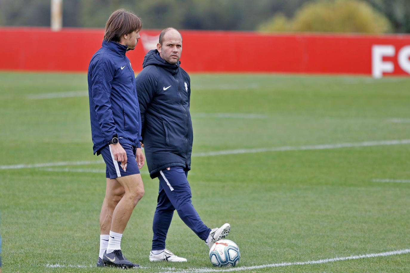 Los jugadores rojiblancos han entrenado este miércoles con la mirada puesta en el derbi asturiano, que se disputará el próximo domingo. 