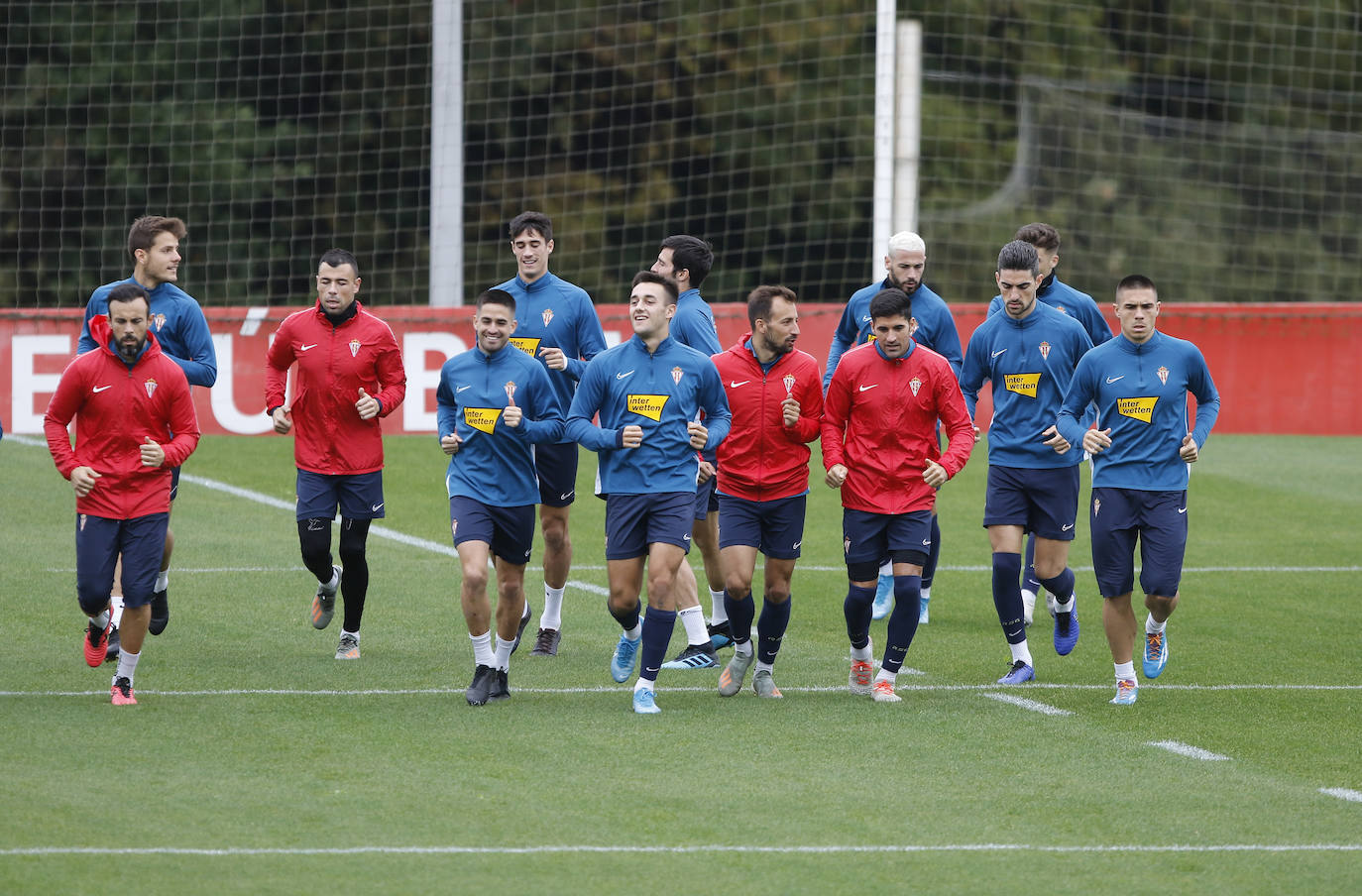 Los jugadores rojiblancos han entrenado este miércoles con la mirada puesta en el derbi asturiano, que se disputará el próximo domingo. 