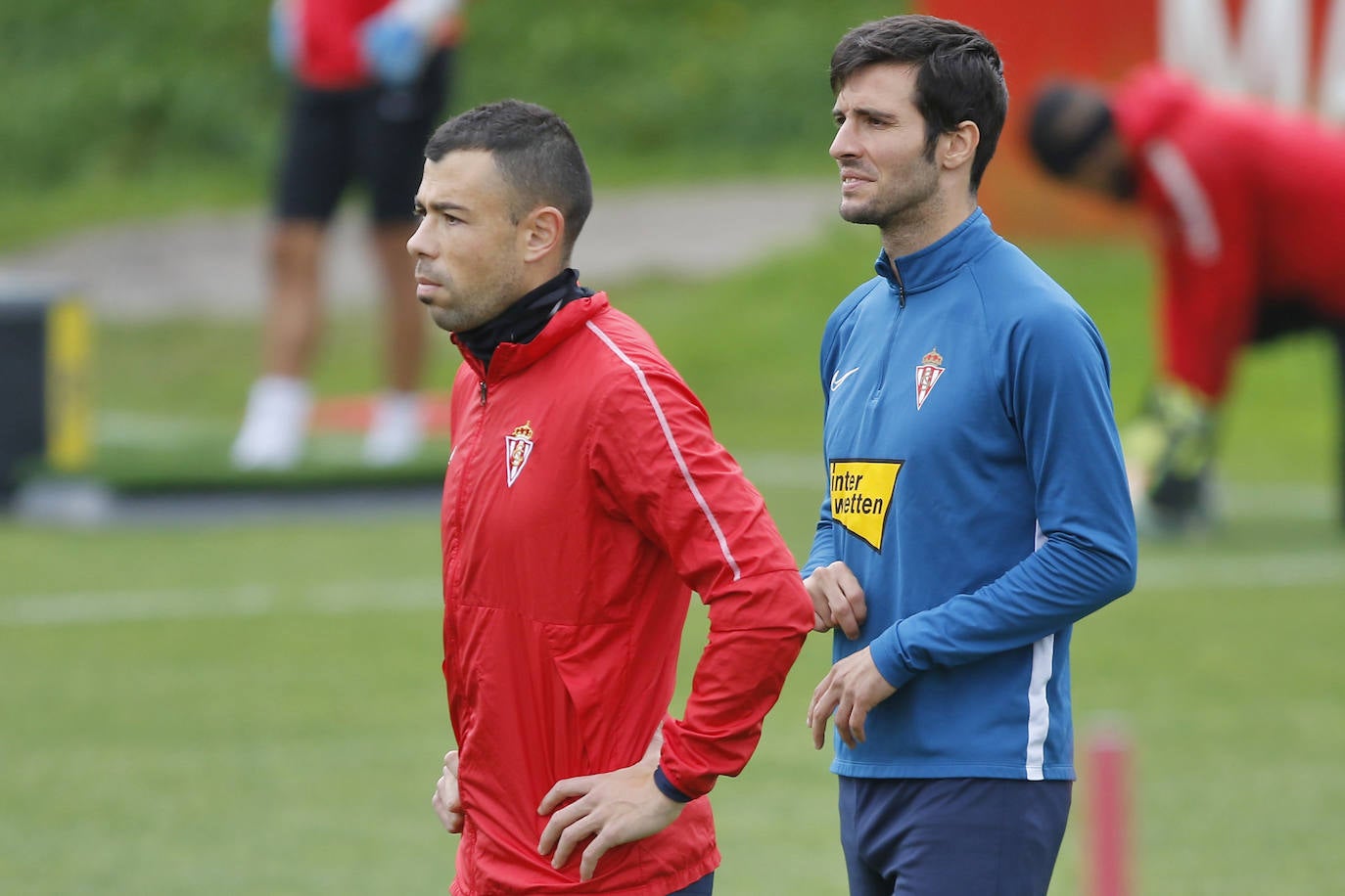 Los jugadores rojiblancos han entrenado este miércoles con la mirada puesta en el derbi asturiano, que se disputará el próximo domingo. 