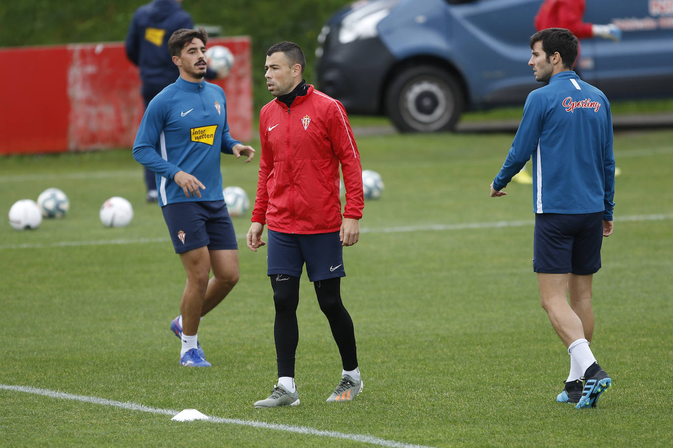 Los jugadores rojiblancos han entrenado este miércoles con la mirada puesta en el derbi asturiano, que se disputará el próximo domingo. 