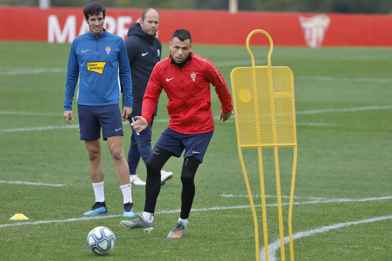 Los jugadores rojiblancos han entrenado este miércoles con la mirada puesta en el derbi asturiano, que se disputará el próximo domingo. 