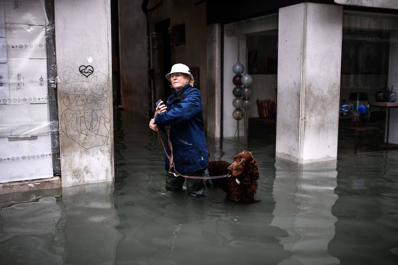 El temporal que azota Italia deja dos muertos, apagones y daños materiales incalculables en la Ciudad de los Canales, donde el 'agua alta' alcanzó anoche los 187 centímetros