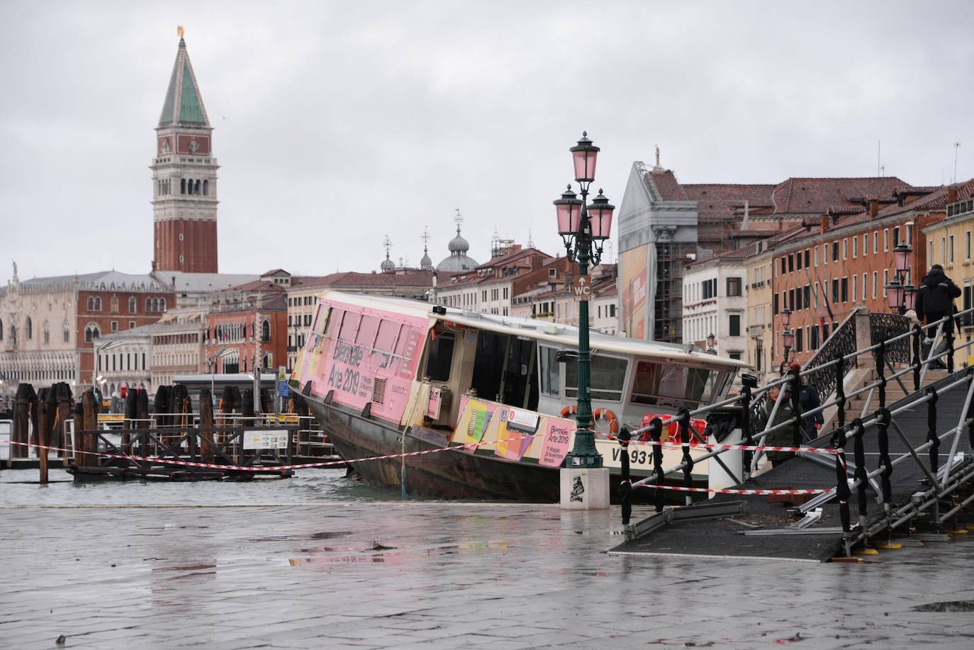 El temporal que azota Italia deja dos muertos, apagones y daños materiales incalculables en la Ciudad de los Canales, donde el 'agua alta' alcanzó anoche los 187 centímetros