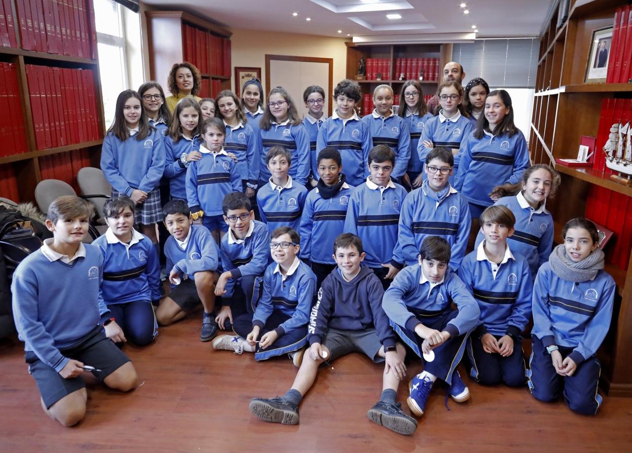 Los estudiantes del colegio Santa María del Naranco, ayer, en EL COMERCIO