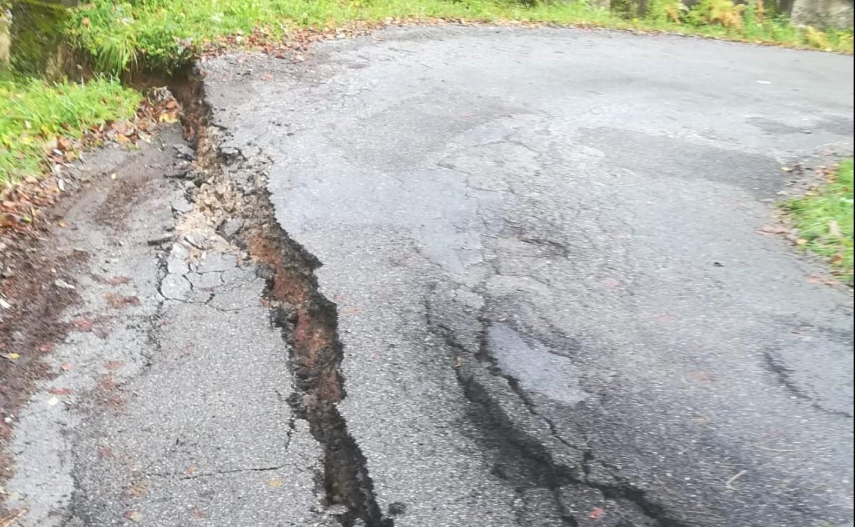 El argayo afecto a gran parte de la carretera SI-13 a la altura de El Candín, en Siero. 