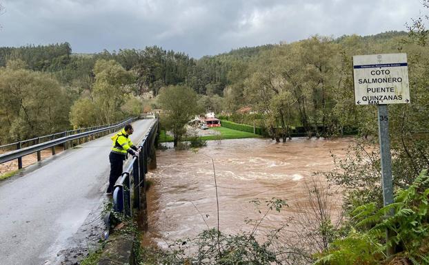 El alcalde de Pravia revisa el estado del río en Puente Quinzanas.