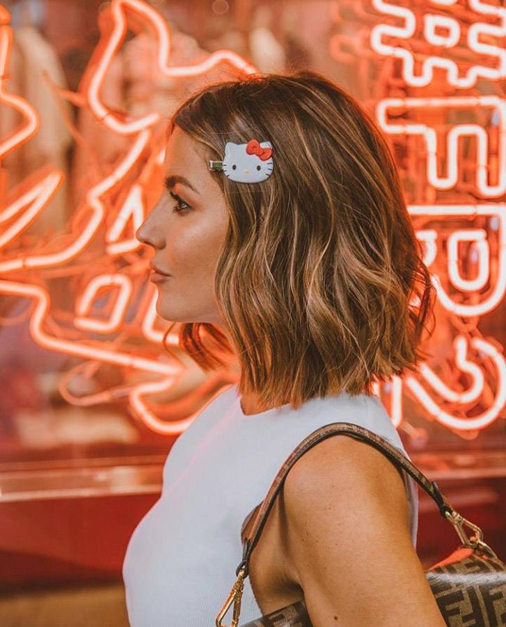 La influencer Alexandra Pereira ha dejado atrás su melena XXL para atreverse con este corte bob despuntado muy favorecedor para su tipo de rostro. Sus reflejos rubios y color avellana junto con sus ondas naturales aportan mucho más volumen a este tipo de melena.