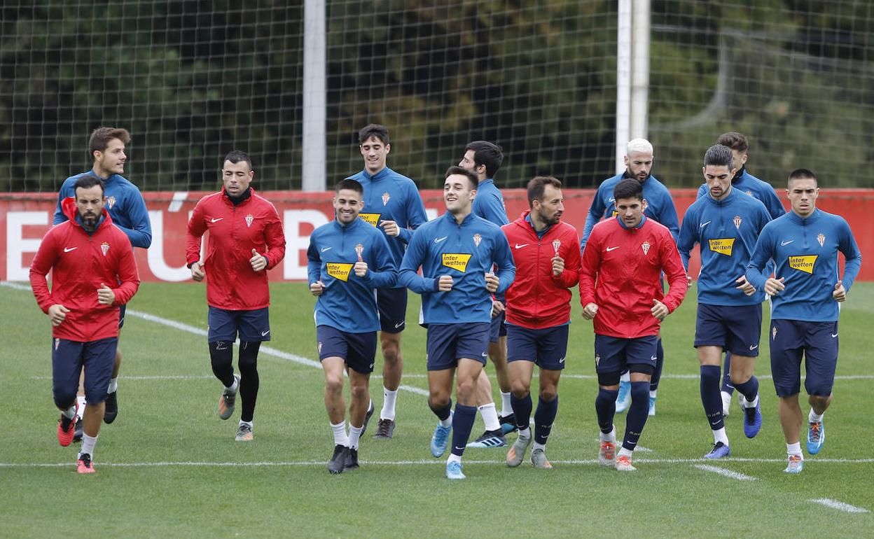 Los jugadores rojiblancos, durante el entrenamiento del miércoles. 