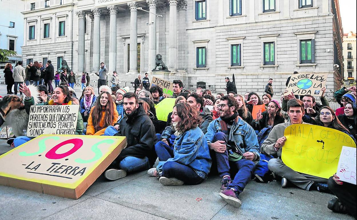 Jóvenes del movimiento Fridays For Future se concentran cada viernes ante el Congreso para protestar por la inacción de los políticos frente a la emergencia climática.