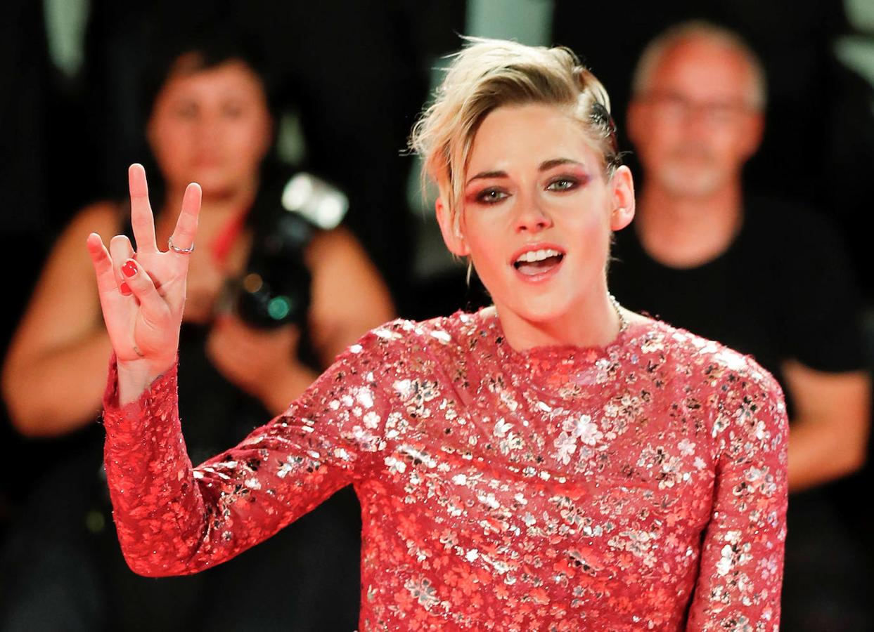 Las raíces naturales, los mechones despeinados, los cortes excesivamente radicales y desfilados han hecho de Kristen Stewart su seña de identidad. Uno de ellos, este que luce con la parte del tupé bastante más larga que el resto del cabello.